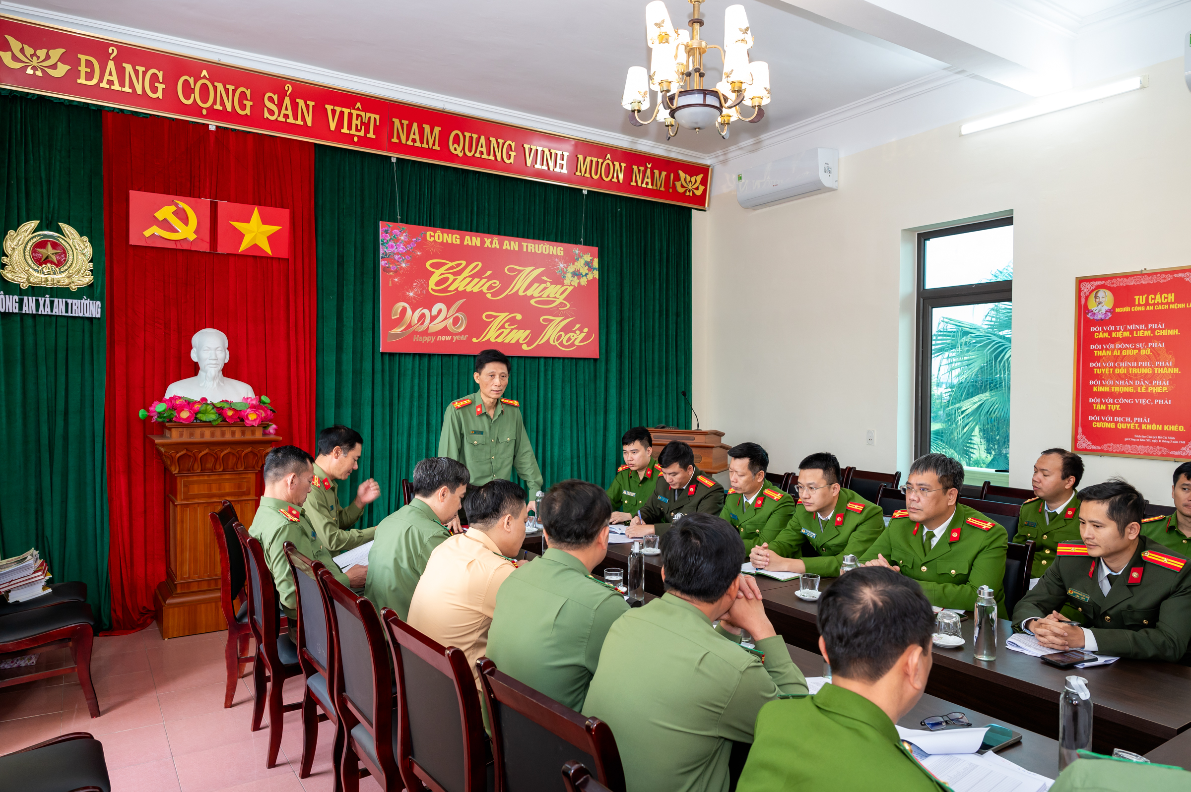 Đại tá Phạm Viết Dũng - Phó Giám đốc Công an thành phố kiểm tra công tác bảo đảm an ninh trật tự tại các điểm bầu cử